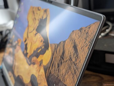 高质量 IPS 面板，尽管属于基本配置，但对比度极高