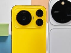 Honor Magic9(图中所示)在紧凑机身中搭载了一颗 200 MP 主摄和一颗 200 MP 长焦摄像头。