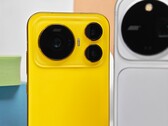 Honor Magic9（图中所示）在紧凑机身中搭载了一颗 200 MP 主摄和一颗 200 MP 长焦摄像头。