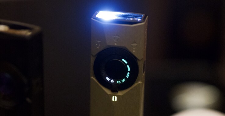 LED 隐藏在穿孔铝板后面,如图所示,Arkpro Ultra 配备了 Arkbeat。(图片来源:Andreas Sebayang/Notebookcheck.com)