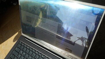 华硕ZenBook 14X在阳光直射下表现不佳