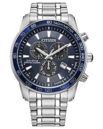 Citizen Classic Eco-Drive 计时码表，配有深蓝色表盘、银色调 44 毫米不锈钢表壳和表链、测速计表圈、三个小表盘以及日期窗口。