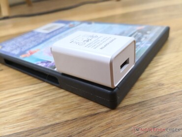 小型（~4.8 x 3.7 x 2.4厘米）10 W USB-C交流适配器