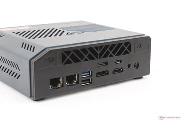 后置:2个 RJ-45 接口(2.5 Gbps), USB-A 3.2 Gen 2、USB-A 2.0、OcuLink、DisplayPort 1.4、支持 DisplayPort 2.1 的 USB-C 4.0、HDMI 2.1、3.5 毫米耳机接口、交流适配器