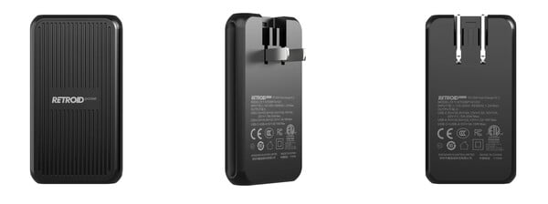 Retroid 便携充电器配备双 USB 接口和可折叠插头。