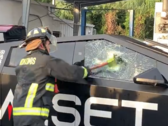 特斯拉 Cybertruck 车窗上的第一条裂缝是在用应急斧头轻微至中等程度地敲击 3 次后形成的。(图片来源:@OwenSparks_)