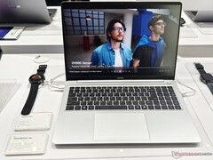 Tecno Megabook S16 重 2.9 磅，对于一款 16 英寸笔记本电脑来说相当轻巧（图片来源：Alexander Fagot，Notebookcheck）