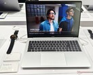 Tecno Megabook S16 重 2.9 磅，对于一款 16 英寸笔记本电脑来说相当轻巧（图片来源：Alexander Fagot，Notebookcheck）