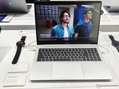 Tecno Megabook S16 重 2.9 磅，对于一款 16 英寸笔记本电脑来说相当轻巧（图片来源：Alexander Fagot，Notebookcheck）