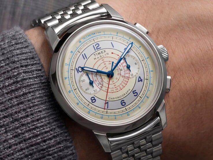 一只Timex Marlin Neo Classic计时码表,配有奶油色表盘、蓝色指针和不锈钢表链,正戴在手腕上。