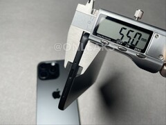 使用数字游标卡尺测量的Galaxy S26 Edge 假机。(图片来源：OnLeaks on X）