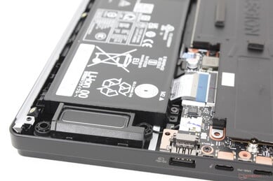靠近前角的两个向下发射扬声器和后部的两个向上发射扬声器