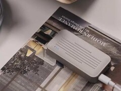 这款非常小巧的 NAS 具有 WiFi 功能和高达 2TB 的容量(图片来源:Milenas)