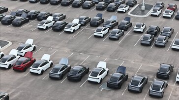 Giga Texas 储备了大量全新 Model Y 的白色内饰。