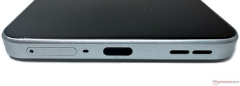 底部SIM卡插槽、麦克风、USB 2.0 Type-C、扬声器