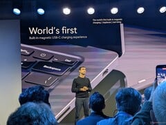 Pavan Davuluri 正在介绍每台 Surface Ultra 笔记本电脑随附的磁吸式 USB-C 充电器