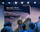 Pavan Davuluri 正在介绍每台 Surface Ultra 笔记本电脑随附的磁吸式 USB-C 充电器