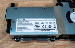 内部安装 135 瓦 PSU