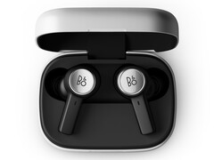 Bang & Olufsen Beoplay Eleven 可以完全浸没在水中。(图片来源：Bang & Olufsen）