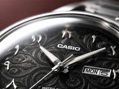 Casio MTP-E735AR 黑色表盘特写,饰有精致的阿拉伯式花纹、立体东阿拉伯数字时标、抛光银色指针,以及位于 3 点钟位置的星期日期显示窗。