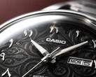 Casio MTP-E735AR 黑色表盘特写,饰有精致的阿拉伯式花纹、立体东阿拉伯数字时标、抛光银色指针,以及位于 3 点钟位置的星期日期显示窗。