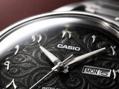 Casio MTP-E735AR 黑色表盘特写，饰有精致的阿拉伯式花纹、立体东阿拉伯数字时标、抛光银色指针，以及位于 3 点钟位置的星期日期显示窗。