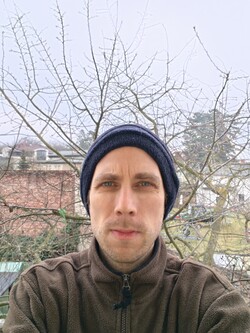 使用像素二进制技术的 5000 万像素摄像头自拍