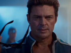 卡尔-厄本（Karl Urban）饰演的约翰尼-凯奇（Johnny Cage）在《真人快打 2》（Mortal Kombat 2）官方预告片中（图片来源：华纳兄弟公司