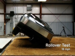 也许将 Cybertruck 描述为某种重量级跑车的营销主张并不是最好的主意。(图片来源：特斯拉）