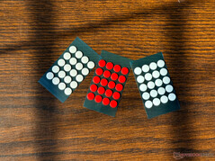 包括三套圆点溜冰鞋