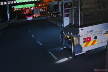 动态对比度已启用。整条道路变得更亮，但车灯周围的纹理略显浑浊