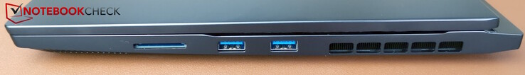 右侧SD 阅读器，2 个 USB-A（5 Gb/秒）