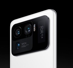 小米 11 Ultra 的后置显示屏可能会在小米 16 系列上卷土重来。(图片来源：小米）