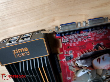 PCIe卡的插槽边框可能会妨碍。