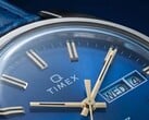 Timex Q 1976 Day and Date 蓝色烟熏渐变表盘的特写。