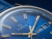Timex Q 1976 Day and Date 蓝色烟熏渐变表盘的特写。
