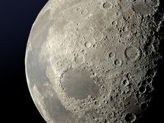 显示月球表面的图像。(图片来源：bellergy - Pixabay）