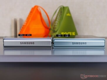 Galaxy Z Flip 7 FE（左）和 Flip 7（右）并排（（图片来源：Notebookcheck）