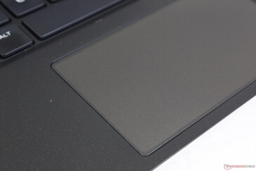 点击板的RGB背光是可选的，与较大的Alienware x17一样。