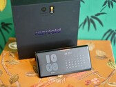 摩托罗拉 Razr Fold 作为首款产品取得了成功，但在许多方面，摩托罗拉仍采取了稳妥的做法。