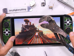 任天堂 Switch 2 的屏幕在被大钳子夹击 50 次后碎裂。图为视频截图。(图片来源：JerryRigEverything）