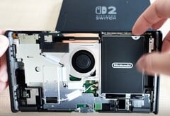 新版 Nintendo Switch 2 支持轻松更换电池。