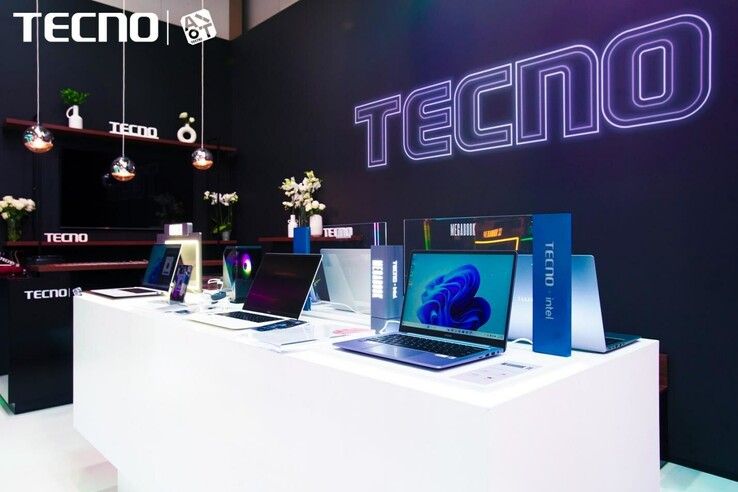 ......与 Tecno 设备一起亮相 2023 年 IFA 展会。(来源：Tecno）