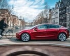 Model 3 正在使用全自动驾驶功能行驶。