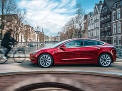 Model 3 正在使用全自动驾驶功能行驶。