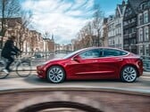 Model 3 正在使用全自动驾驶功能行驶。