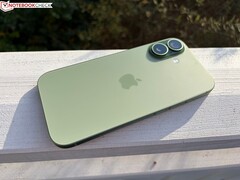 绿色Apple iPhone 后视图,显示双摄像头模块和磨砂表面。(图片来源:Notebookcheck)