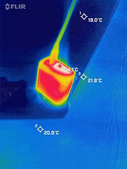 充电器在负载情况下最高温度可达 44.1°C (111.4 °F)。