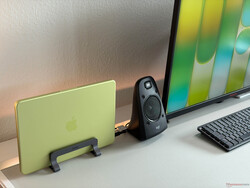 MacBook Neo 可与 4K 屏幕和外围设备完美结合。