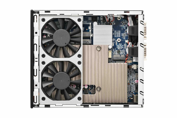 Shuttle XPC Slim DH810 迷你 PC 的内部布局，采用双风扇。(图片来源：Shuttle）
